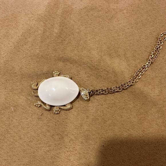 Vintage Turtle Pendant Necklace White Milk Glass Cabochon Gold Tone Link Chain - Picture 7 of 10